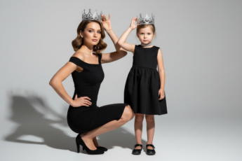 Промпт для фото в стиле 👑 Королевская фотосессия мамы и дочки в студии