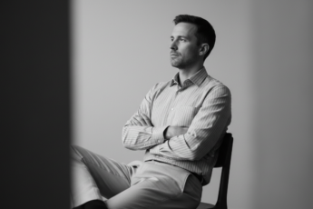 Промпт для фото в стиле 📸 Кинопортрет в оттенках серебра и графита