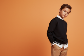 Промпт для фото в стиле 📸 Стильный мальчишка на ярком оранжевом фоне