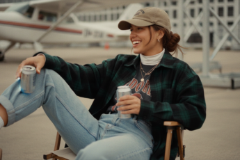 Промпт для фото в стиле 🌅 Стильный отдых в аэропарке: уютный кадр из жизни