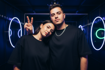 Промпт для фото в стиле 🎭 Стильный бэкстейдж под неоновыми огнями