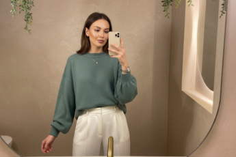 Промпт для фото в стиле 📸 Стильное селфи в минималистичном интерьере