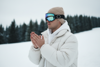 Промпт для фото в стиле 🏂 Стильный сноубордист на заснеженном склоне