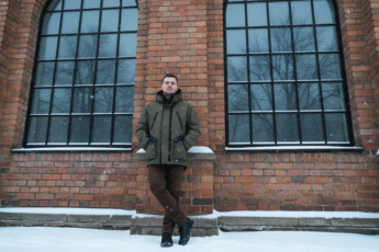 Промпт для фото в стиле 🌨️ Стильный зимний портрет у кирпичной стены