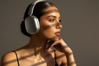 Промпт для фото в стиле 🌞 Солнечный портрет в наушниках: игра света и тени