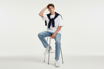 Промпт для фото в стиле 📸 Подростковый портрет в стиле модного минимализма