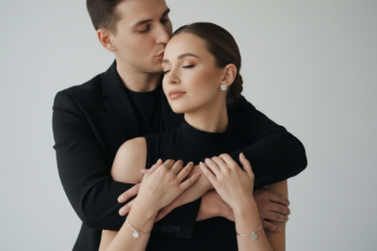 Промпт для фото в стиле 📸 Нежные объятия в черно-белой гамме