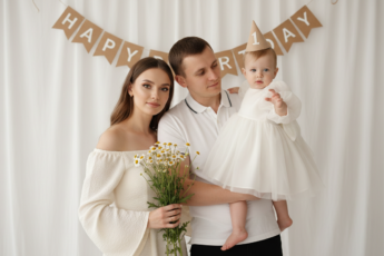 Промпт для фото в стиле 👨‍👩‍👧 Нежный семейный портрет в пастельных тонах