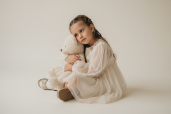 Промпт для фото в стиле 👧 Нежные объятия: маленькая мечтательница с плюшевым другом