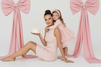 Промпт для фото в стиле 👨‍👧 Нежный момент: мама и дочка в розовых тонах