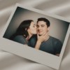 Промпт для фото в стиле 📸 Нежный Polaroid момент: история одного поцелуя