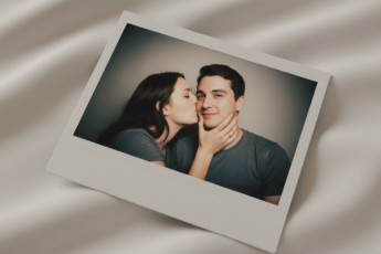 Промпт для фото в стиле 📸 Нежный Polaroid момент: история одного поцелуя