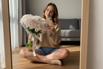 Промпт для фото в стиле 📸 Нежное селфи с пионами в лучах солнца