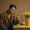 Промпт для фото в стиле 🌷 Задумчивый мужчина в мире желтых тюльпанов
