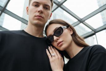 Промпт для фото в стиле 📸 Городской портрет влюбленных в минималистичном стиле