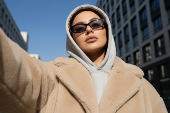 Промпт для фото в стиле 📱 Зимнее селфи в стиле люкс