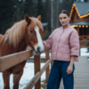 Промпт для фото в стиле 🐎 Зимняя встреча: нежность у деревянного забора