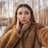 Промпт для фото в стиле 🌟 Зимнее селфи в шубе: дерзкая обиженка среди берёз