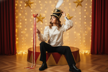 Промпт для фото в стиле 🎪 Юная дрессировщица грёз в театральной студии