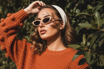 Промпт для фото в стиле 🍂 Осенний портрет в солнечных бликах