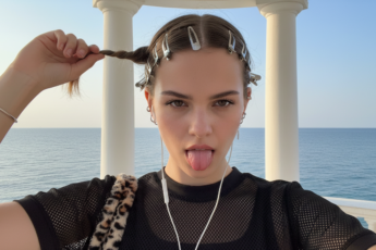 Промпт для фото в стиле 📸 Дерзкое селфи у моря: эстетика поколения Z