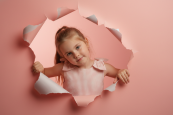 Промпт для фото в стиле 🎀 Очаровательная незнакомка в розовом измерении