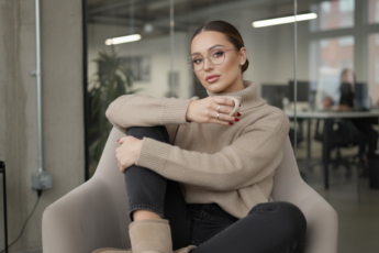 Промпт для фото в стиле 🍂 Уютный лайфстайл: кофе и спокойствие в городском кафе