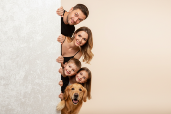 Промпт для фото в стиле 👨👩👧👦 Любопытная семья играет в прятки