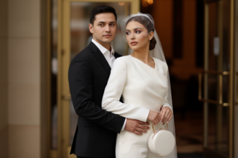 Промпт для фото в стиле 💑 Элегантная свадебная фотосессия в бежево-золотых тонах