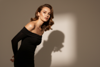 Промпт для фото в стиле 📸 Элегантная классика: свет и тени в студийном портрете