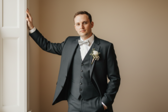 Промпт для фото в стиле 👔 Элегантный портрет джентльмена у окна