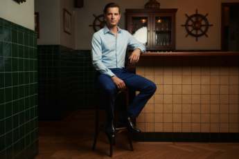 Промпт для фото в стиле 🎭 Элегантный незнакомец в винтажном баре