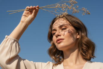 Промпт для фото в стиле 🌾 Танец света и теней: женственный портрет с сухоцветами