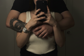 Промпт для фото в стиле 🌙 Нежные объятия в вечернем зеркале