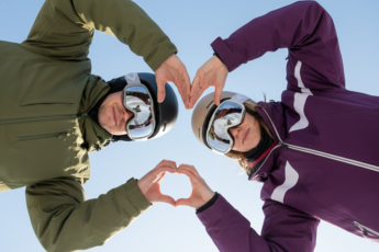 Промпт для фото в стиле ❤️ Сердце из рук: любовь на горнолыжном склоне