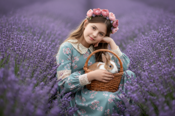 Промпт для фото в стиле 🌸 В лавандовых снах: девочка и пушистый друг