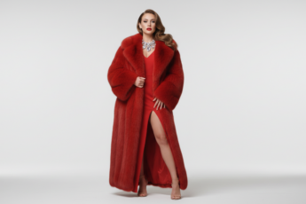 Промпт для фото в стиле 📸 Роскошь красного меха: фэшн-портрет в высоком ключе