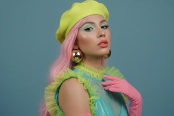 Промпт для фото в стиле 🎭 Неоновая фея: портрет в пастельных тонах