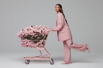 Промпт для фото в стиле 🛒 Розовая фантазия: когда шопинг встречается с искусством