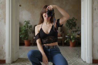 Промпт для фото в стиле 📸 Озорное селфи в старом зеркале: когда фотограф на стиле