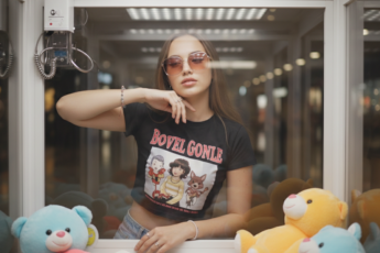 Промпт для фото в стиле 🎮 За стеклом автомата: между детством и стилем