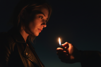 Промпт для фото в стиле 🌙 В лучах пламени: портрет незнакомки