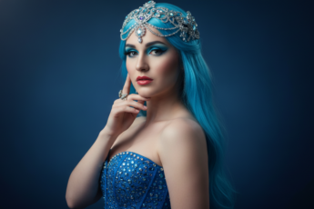 Промпт для фото в стиле 👑 Ледяная королева в объятиях ночи