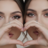 Промпт для фото в стиле 👯‍♀️ Симметрия красоты: две половинки одного портрета