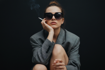 Промпт для фото в стиле 🌙 В объятиях меланхолии: портрет городской одиночки