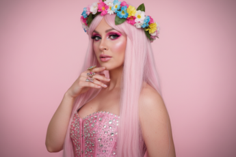 Промпт для фото в стиле 🌸 Весенняя фея в розовом сиянии