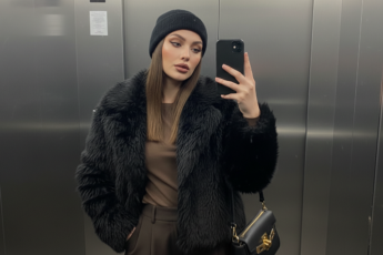 Промпт для фото в стиле 📱 Стильный селфи-момент в зеркальном лифте