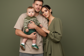 Промпт для фото в стиле 📸 Нежный семейный портрет в оливковых тонах