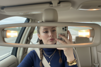 Промпт для фото в стиле 📱 Теплое селфи в уютном салоне авто