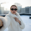 Промпт для фото в стиле ❄️ Зимний селфи-портрет на крыше небоскреба